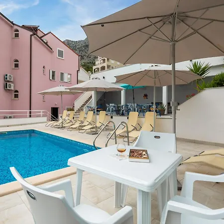 Tropicana Pool Apartmán